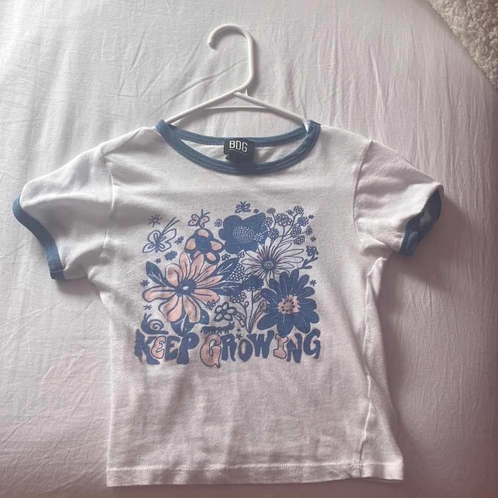 I’m selling this BDG Baby Tee Shirt